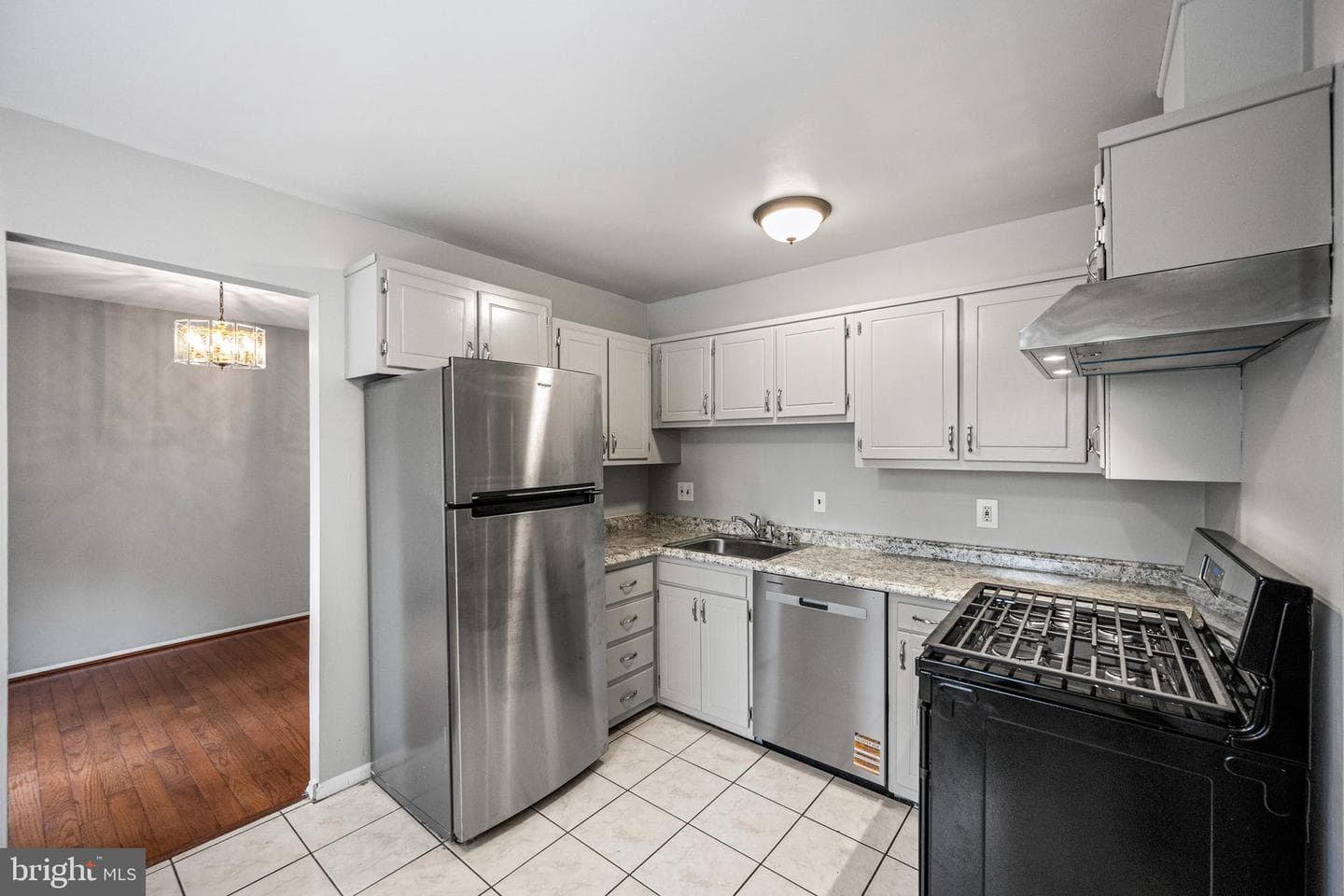 5059 Berwyn Road photo 7
