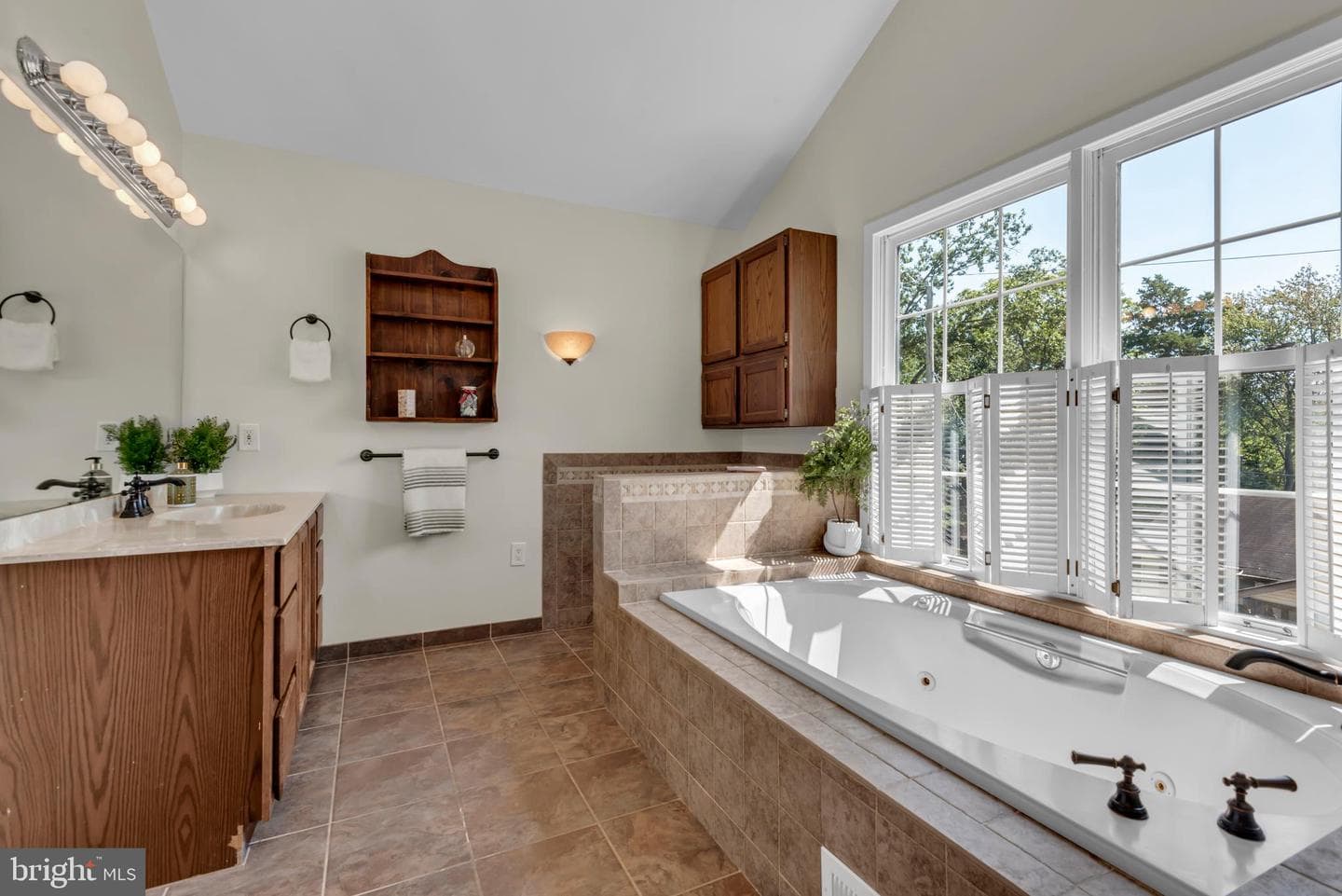 8200 Potomac Avenue photo 45