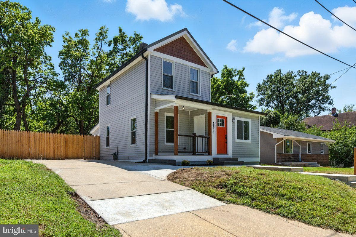 5811 Dade Street photo 1