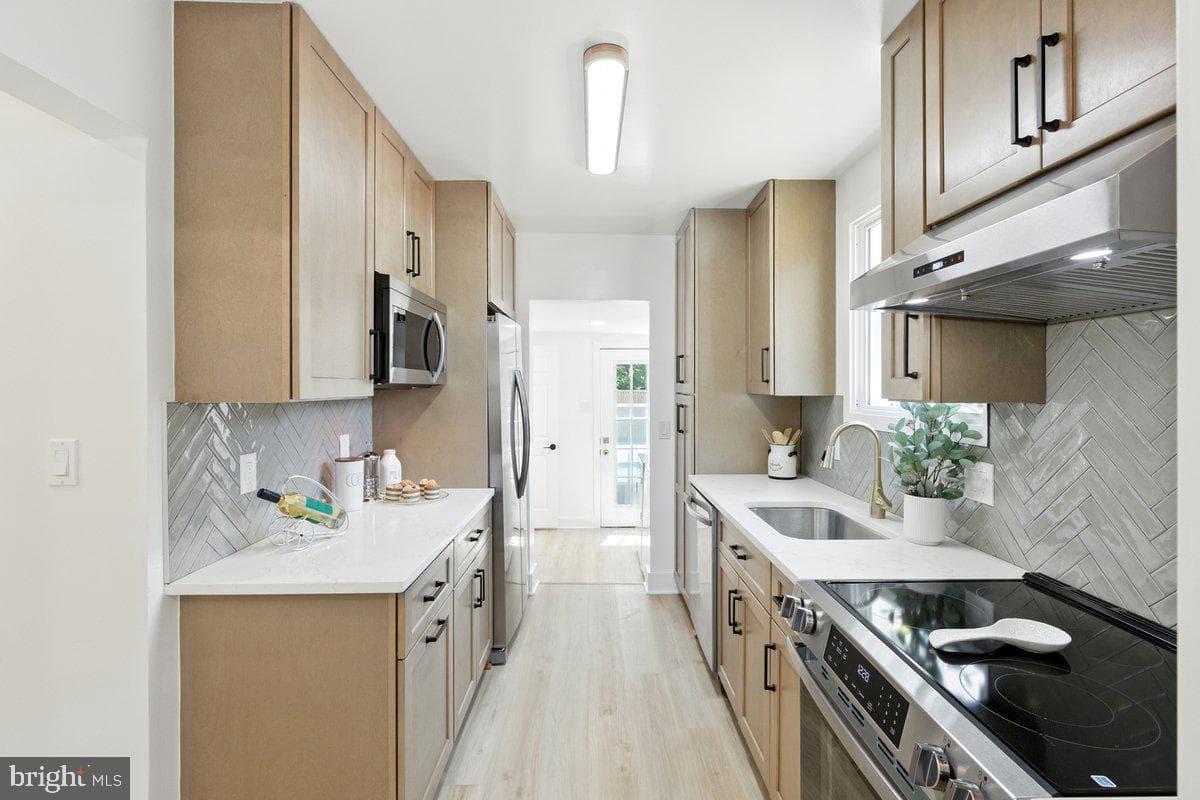 5811 Dade Street photo 11