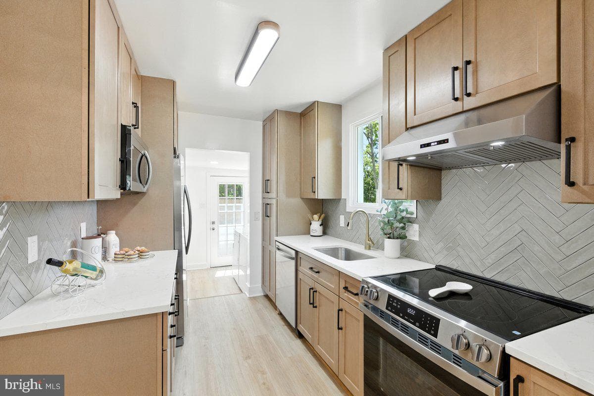 5811 Dade Street photo 12