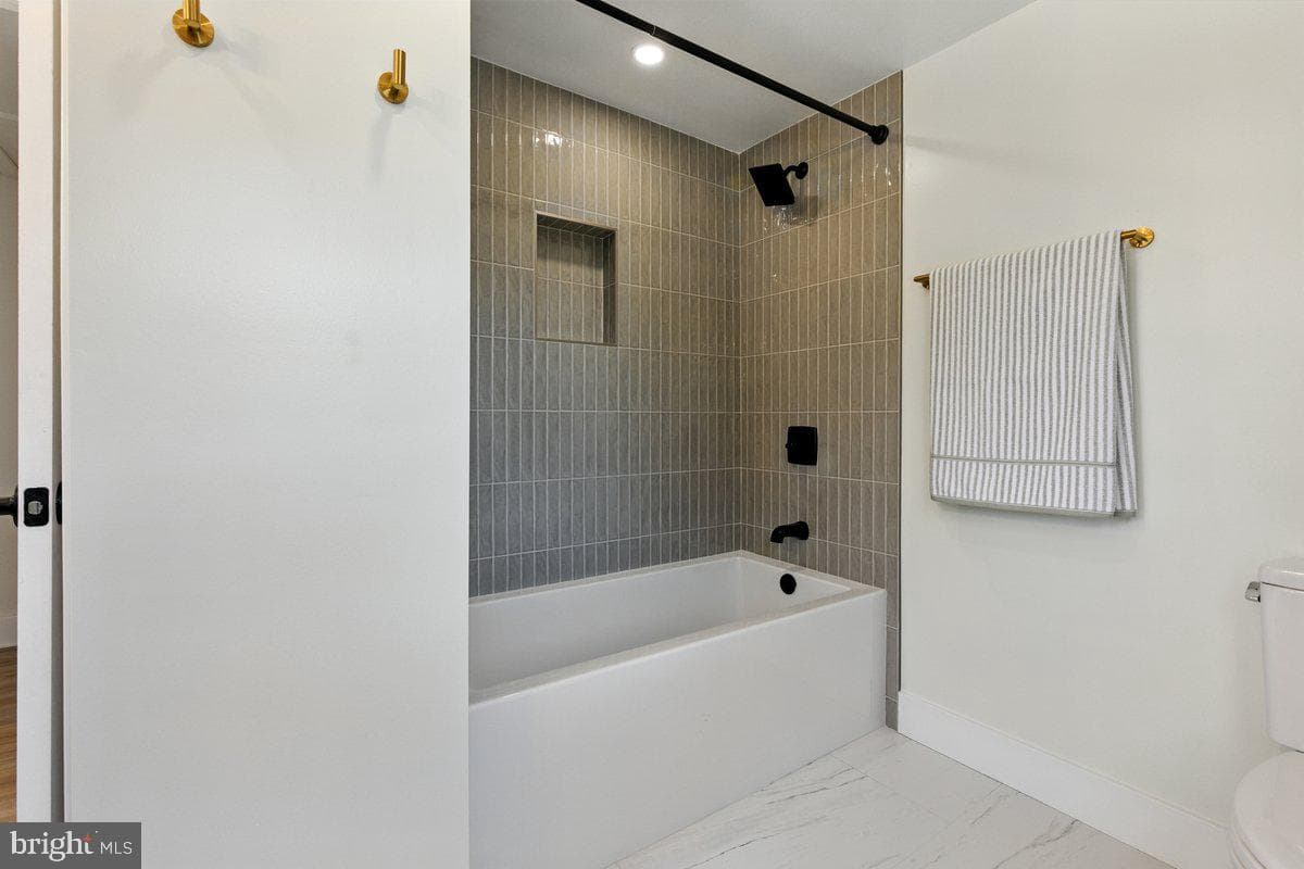5811 Dade Street photo 25