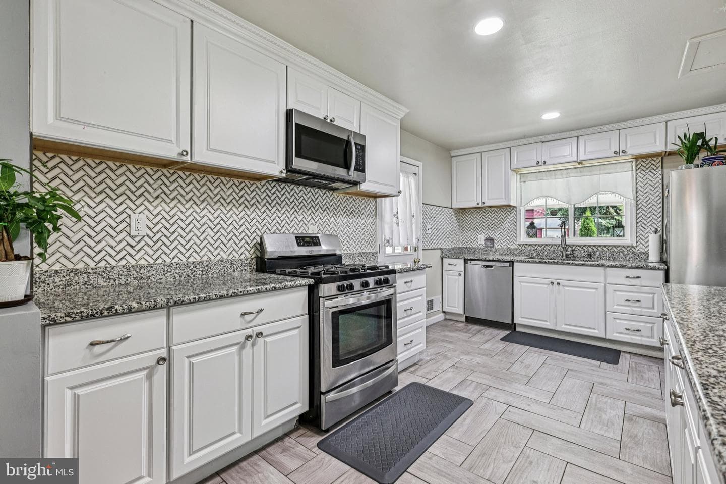 6602 Cipriano Road photo 10