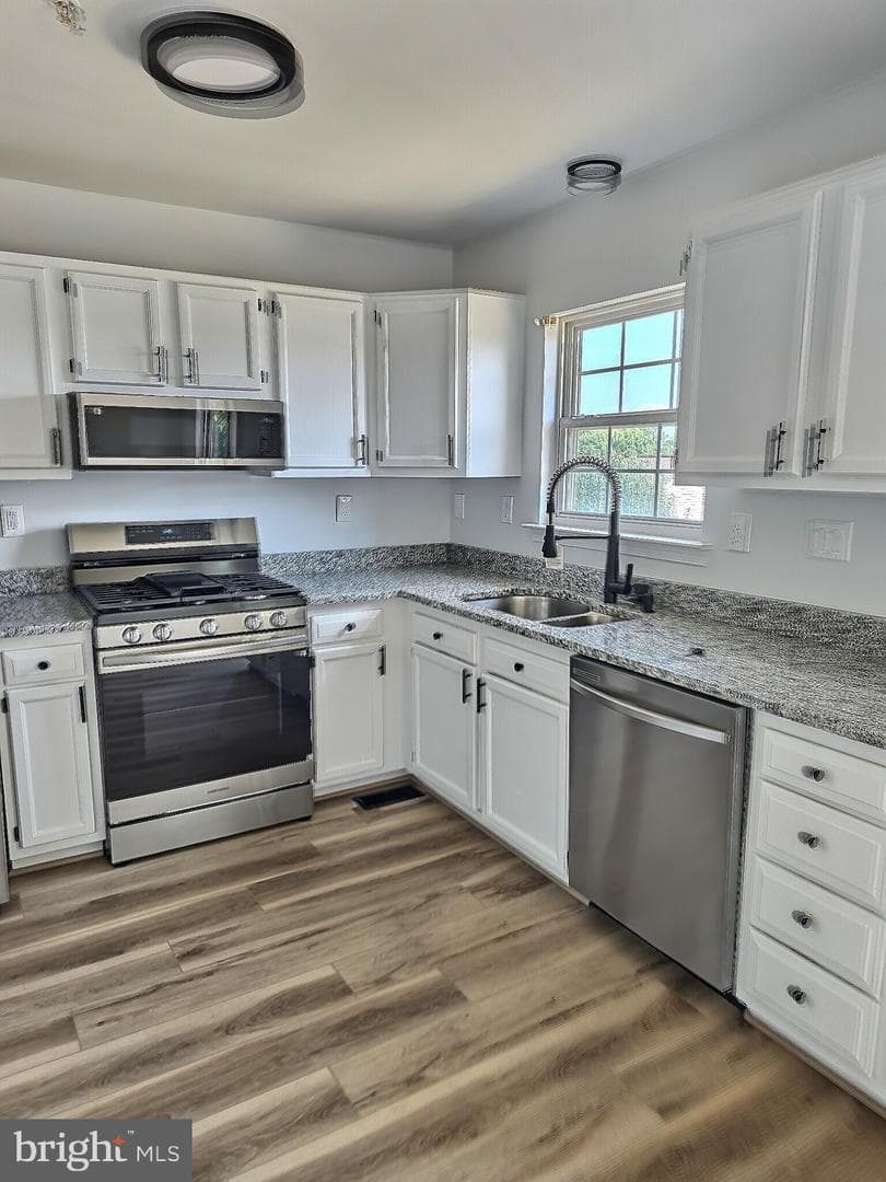 7001 Migliori Court photo 9