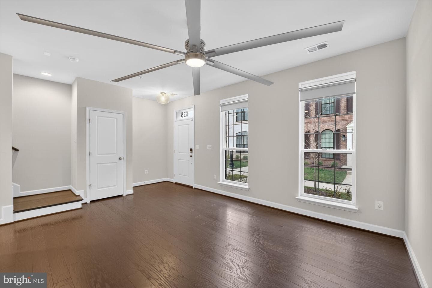 625 Halsey Way photo 2