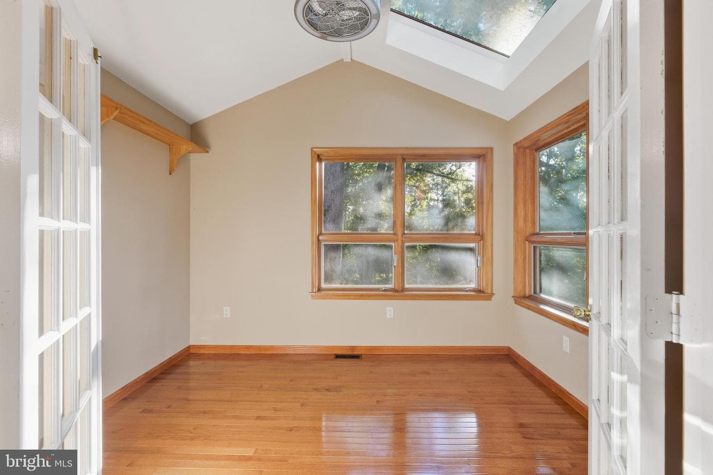 7404 Lois photo 14