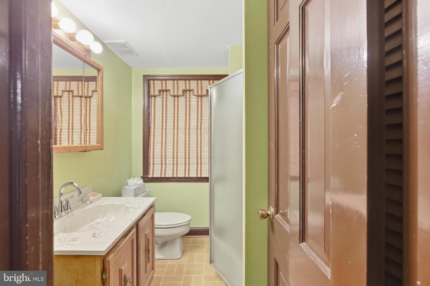 7404 Lois photo 22
