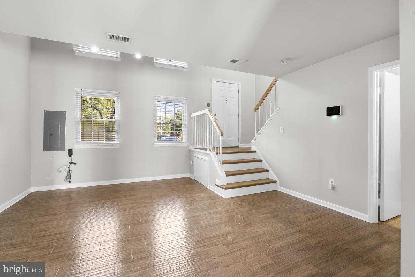 14947 London Lane photo 4