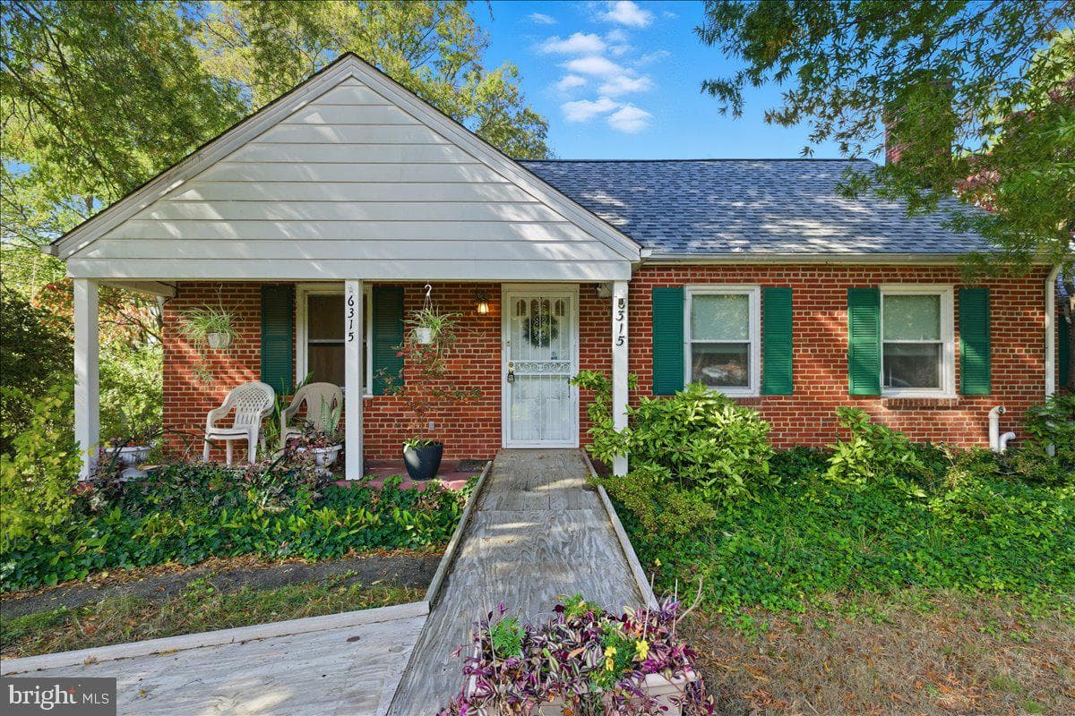 6315 Middleton Lane photo 1