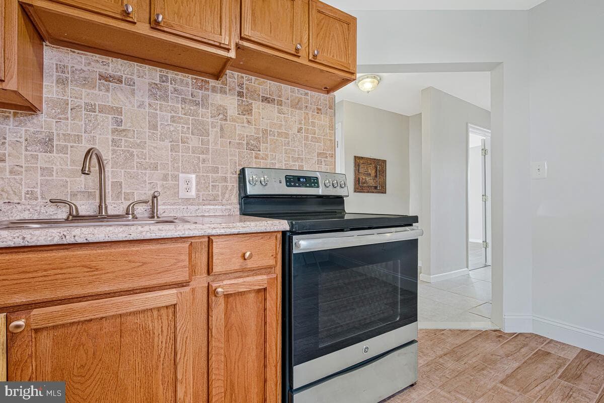 7712 Frederick Road photo 10