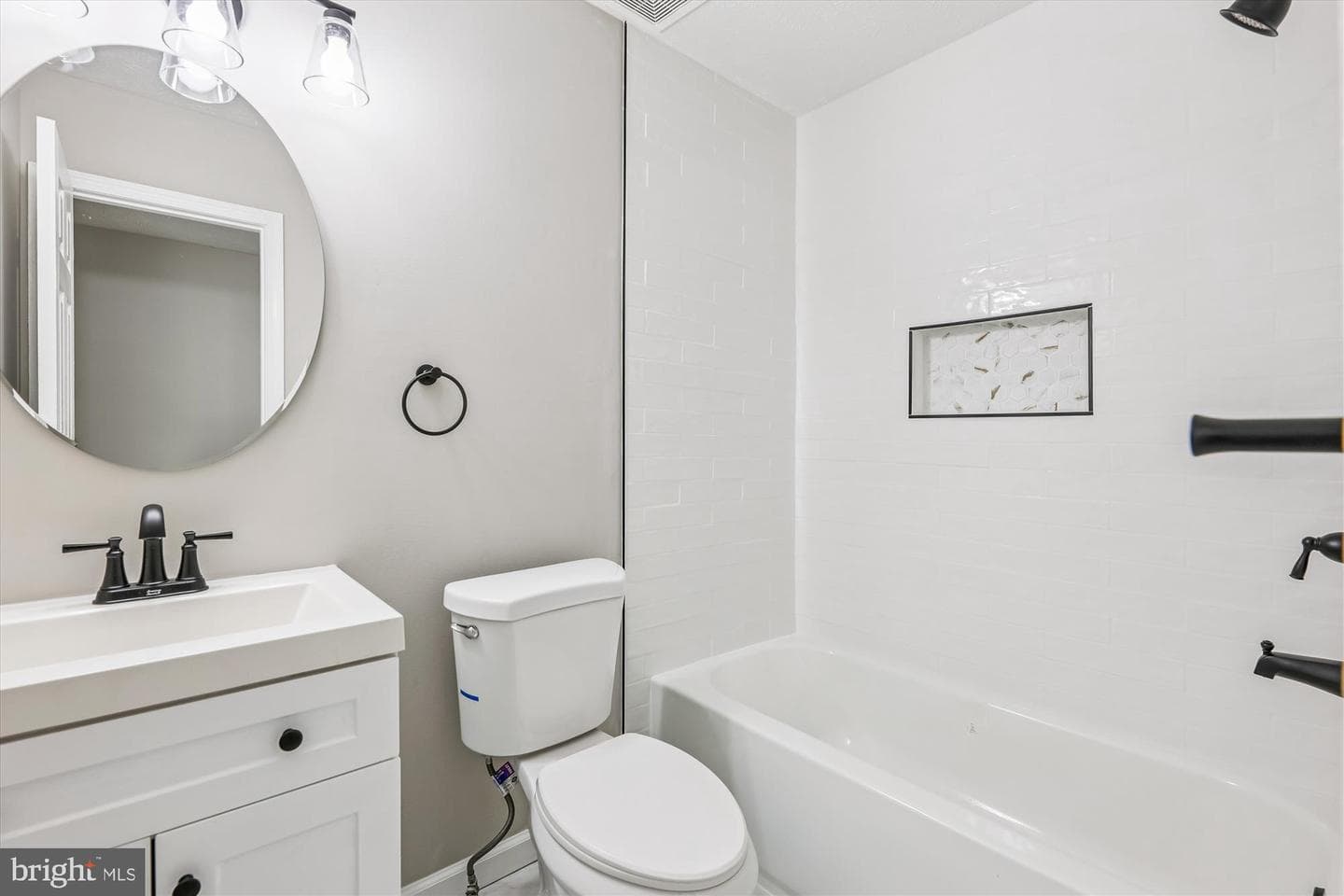 6906 Blue Holly Court photo 12