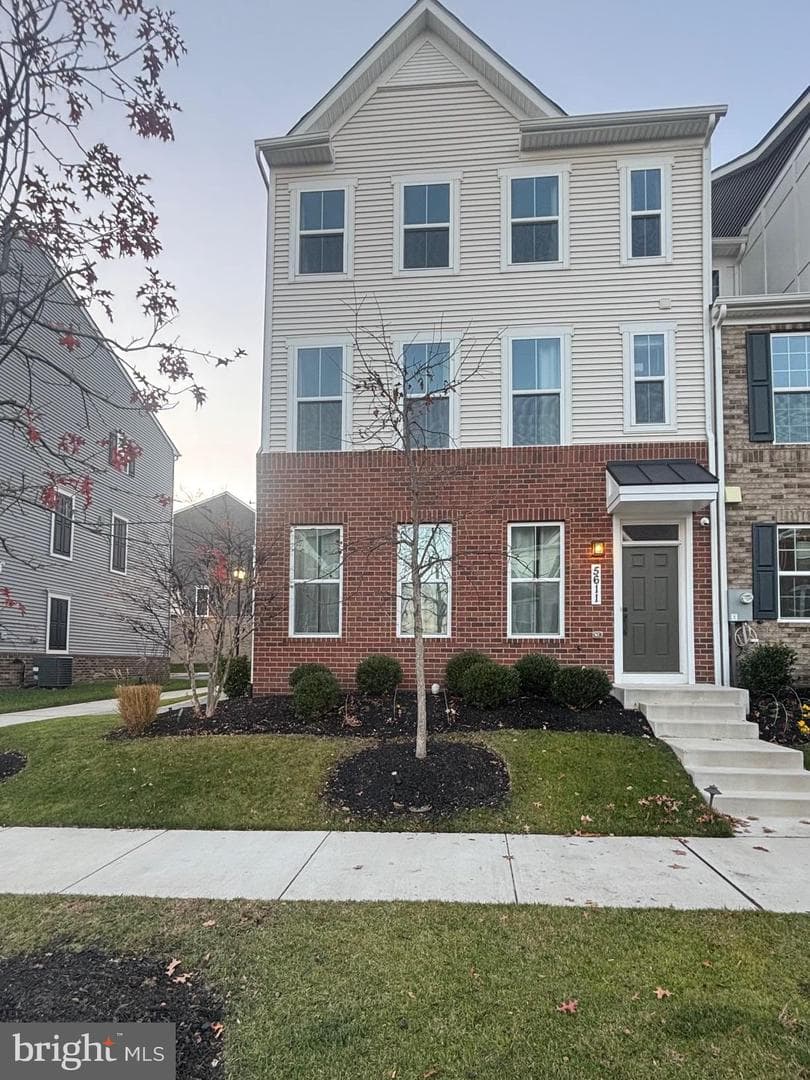 5611 Greenpoint Lane photo 1