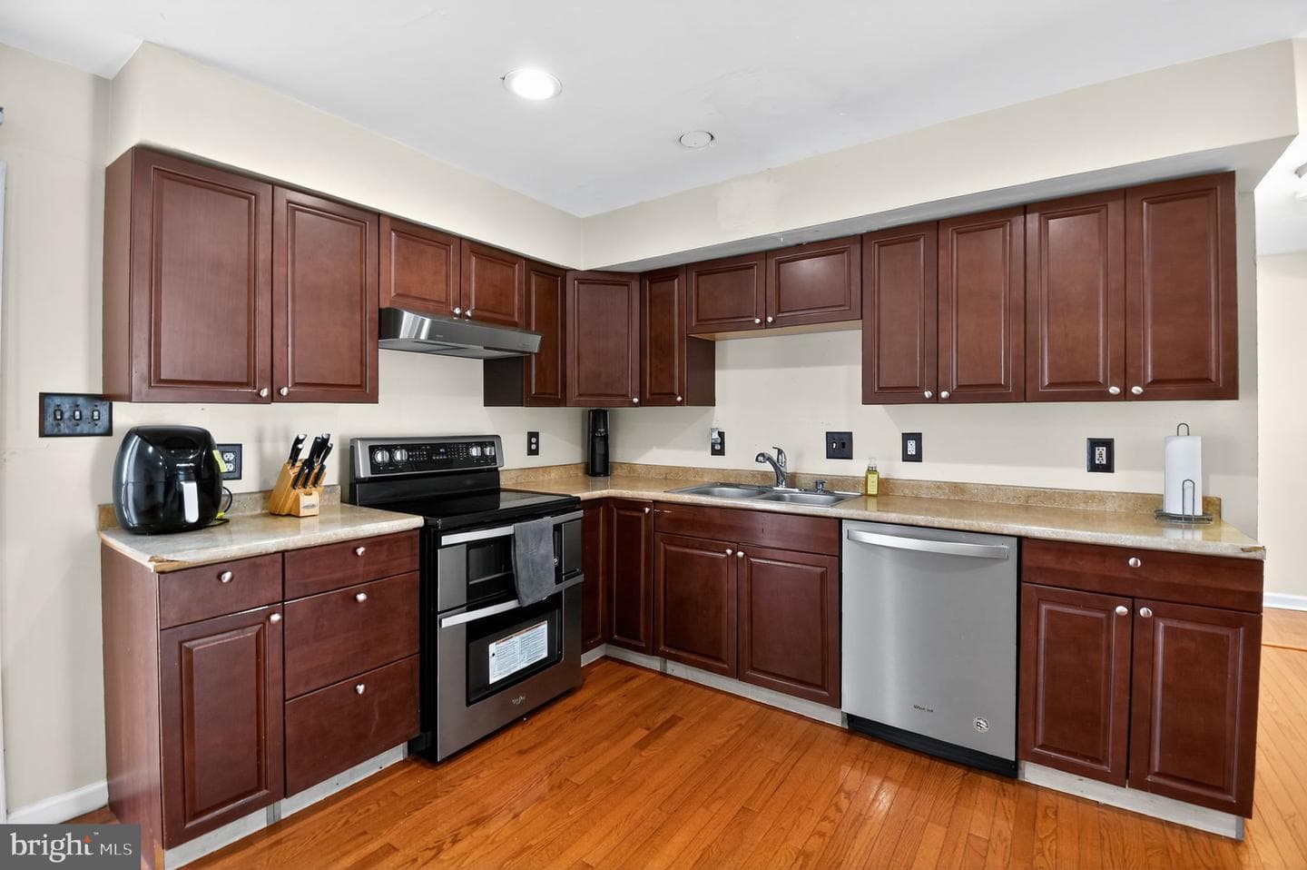 16504 Village Drive W photo 8