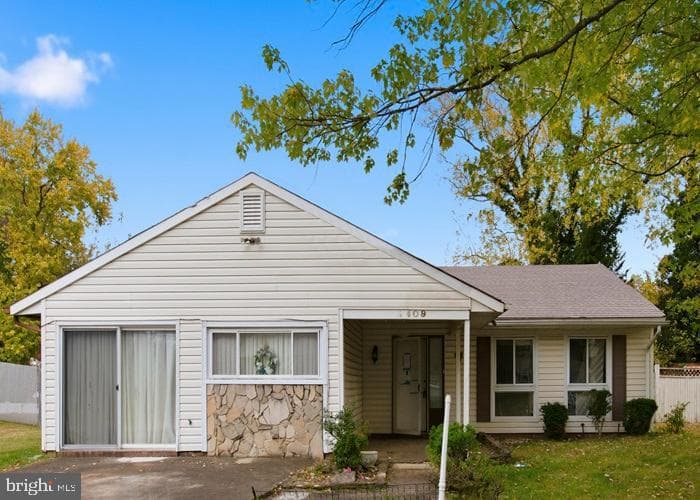 2409 Mary Place photo 1