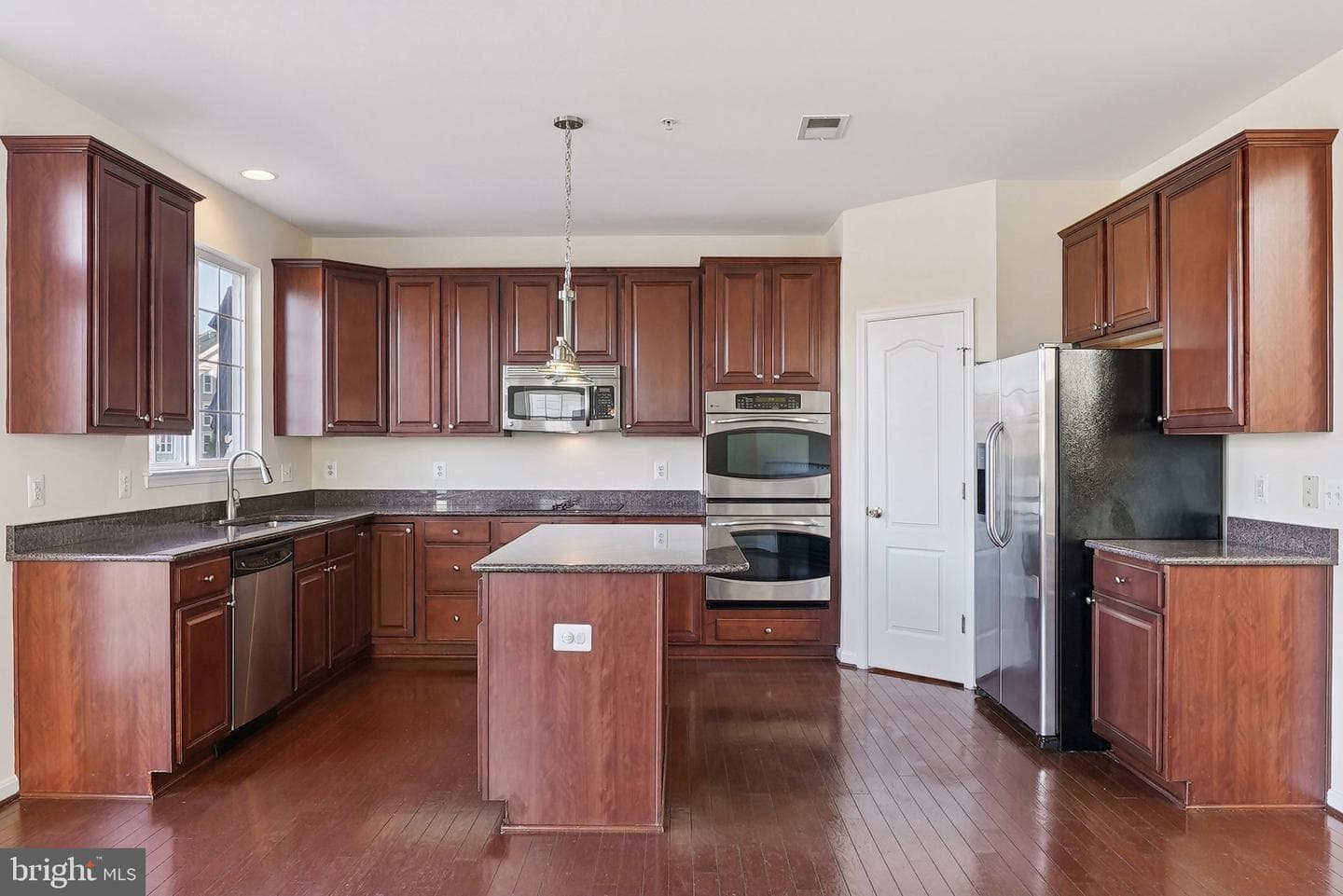 4233 Talmadge Circle photo 2