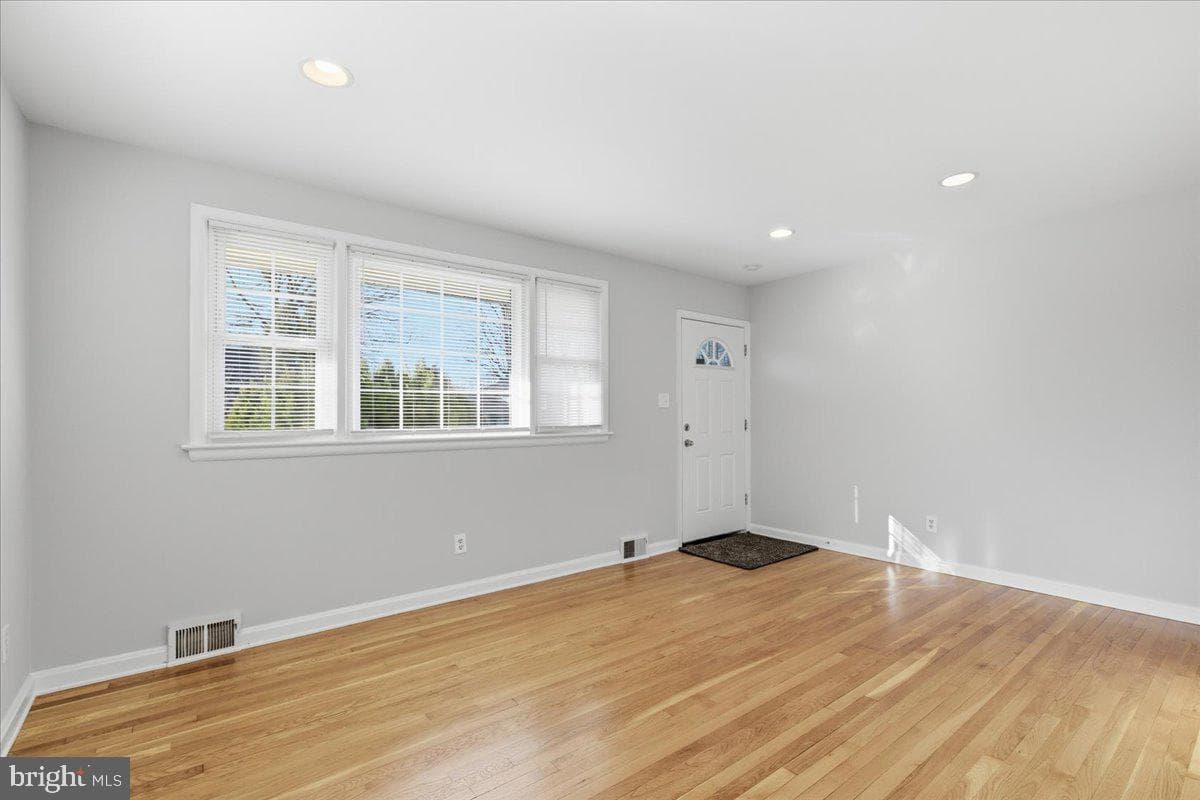 6618 Lacona Street photo 9
