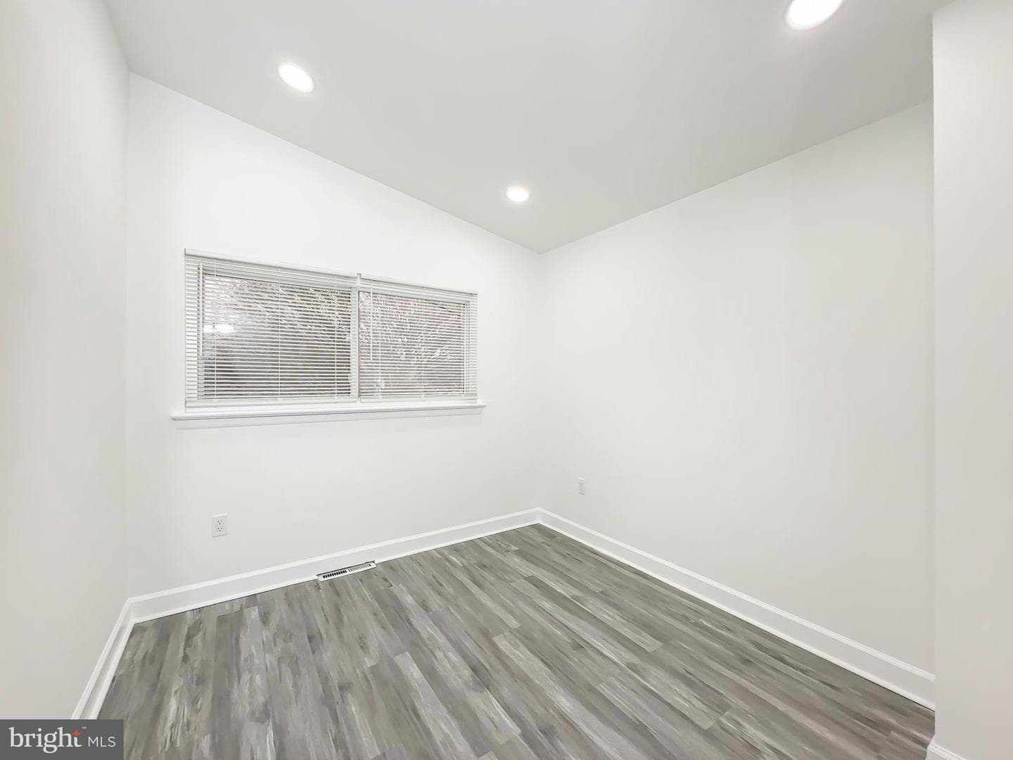 6005 Middleton Lane photo 12