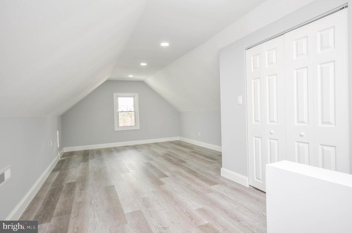 7009 Adelphi Road photo 26