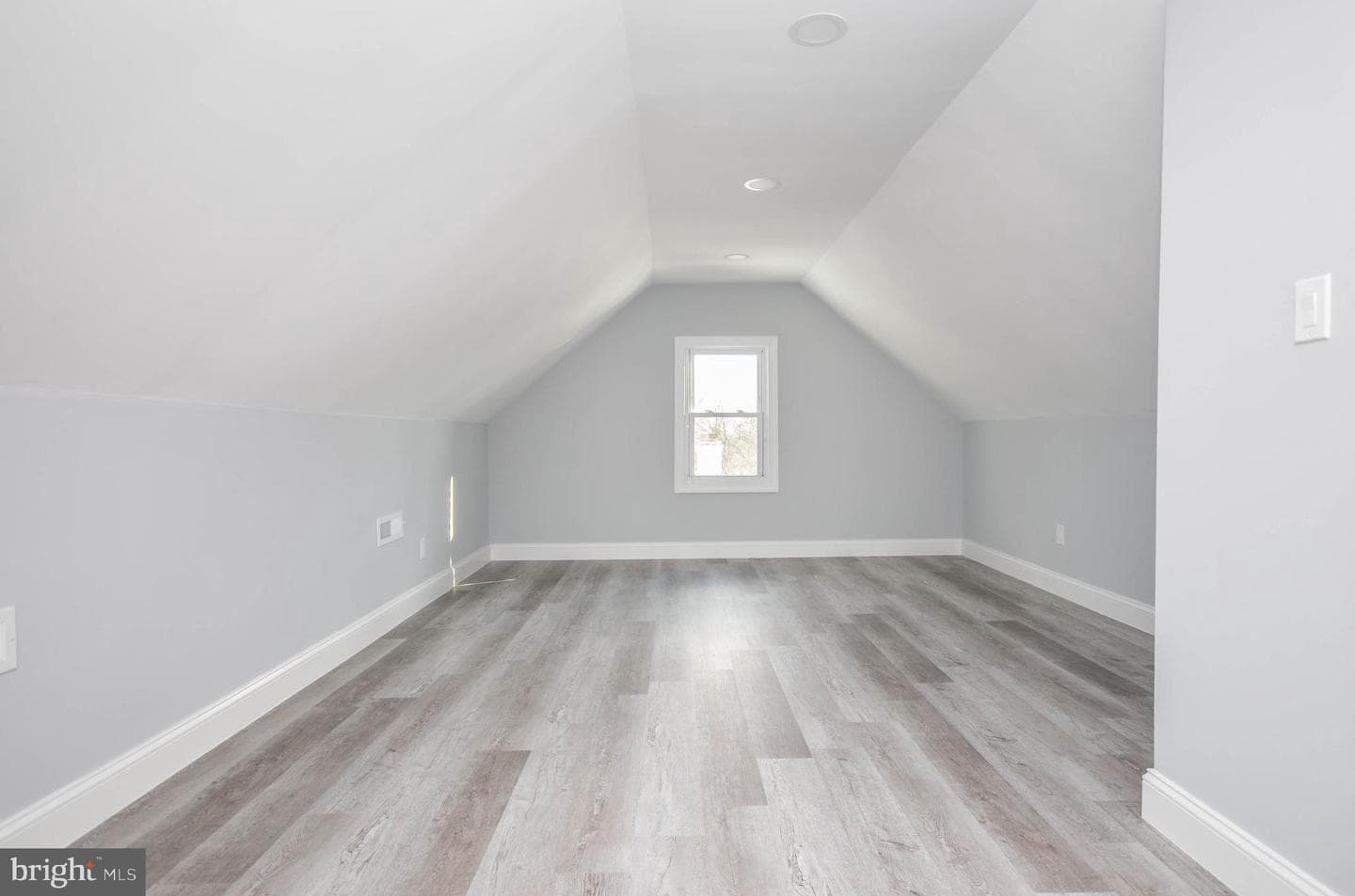 7009 Adelphi Road photo 28