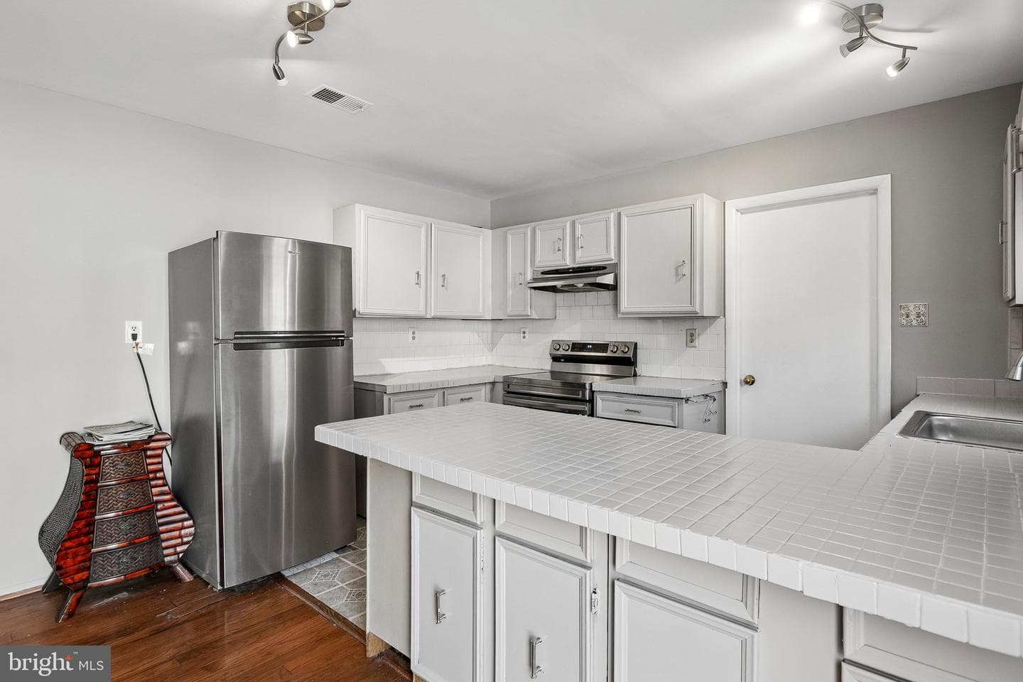 9900 New Orchard Drive photo 5