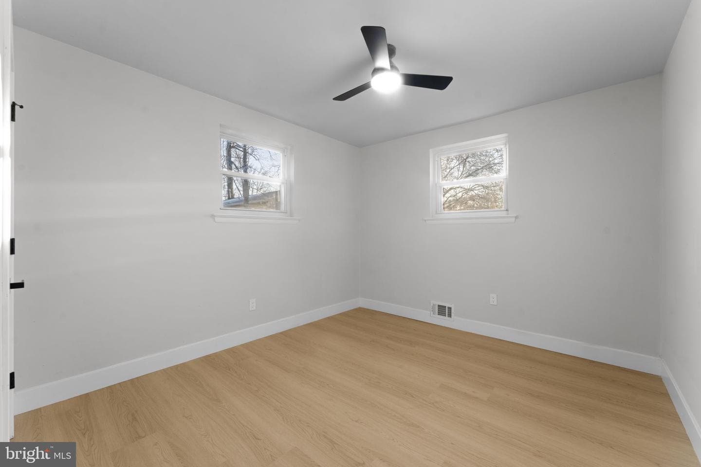 5117 Emo Street photo 22