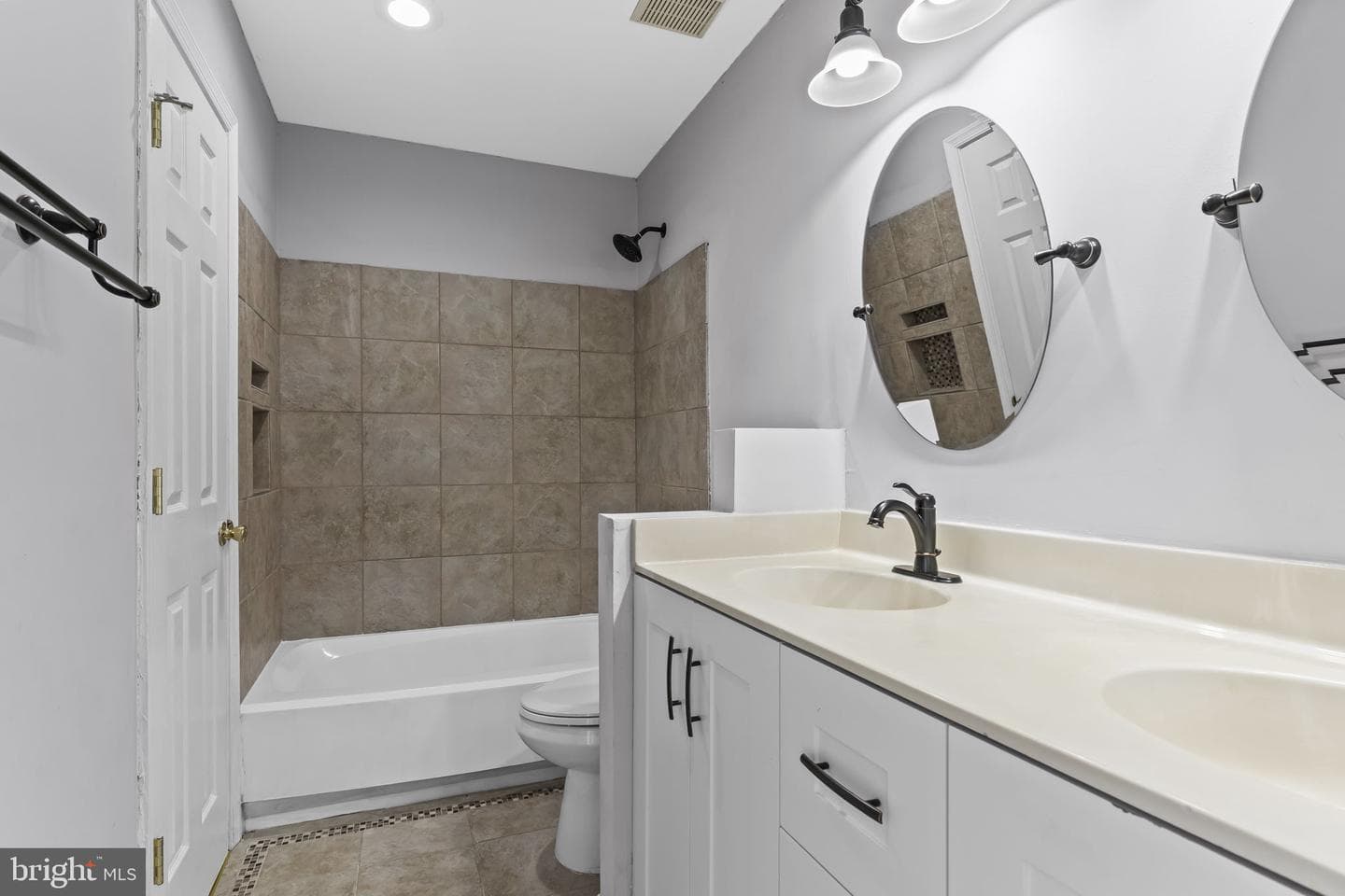 4655 Penzance Place photo 10