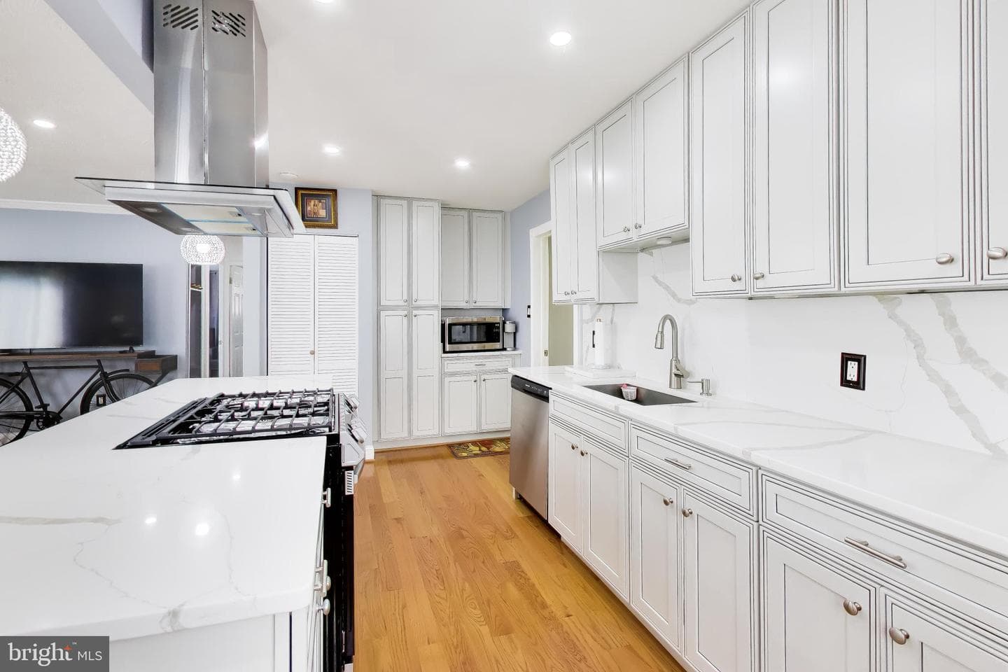 1031 Marton Street photo 14