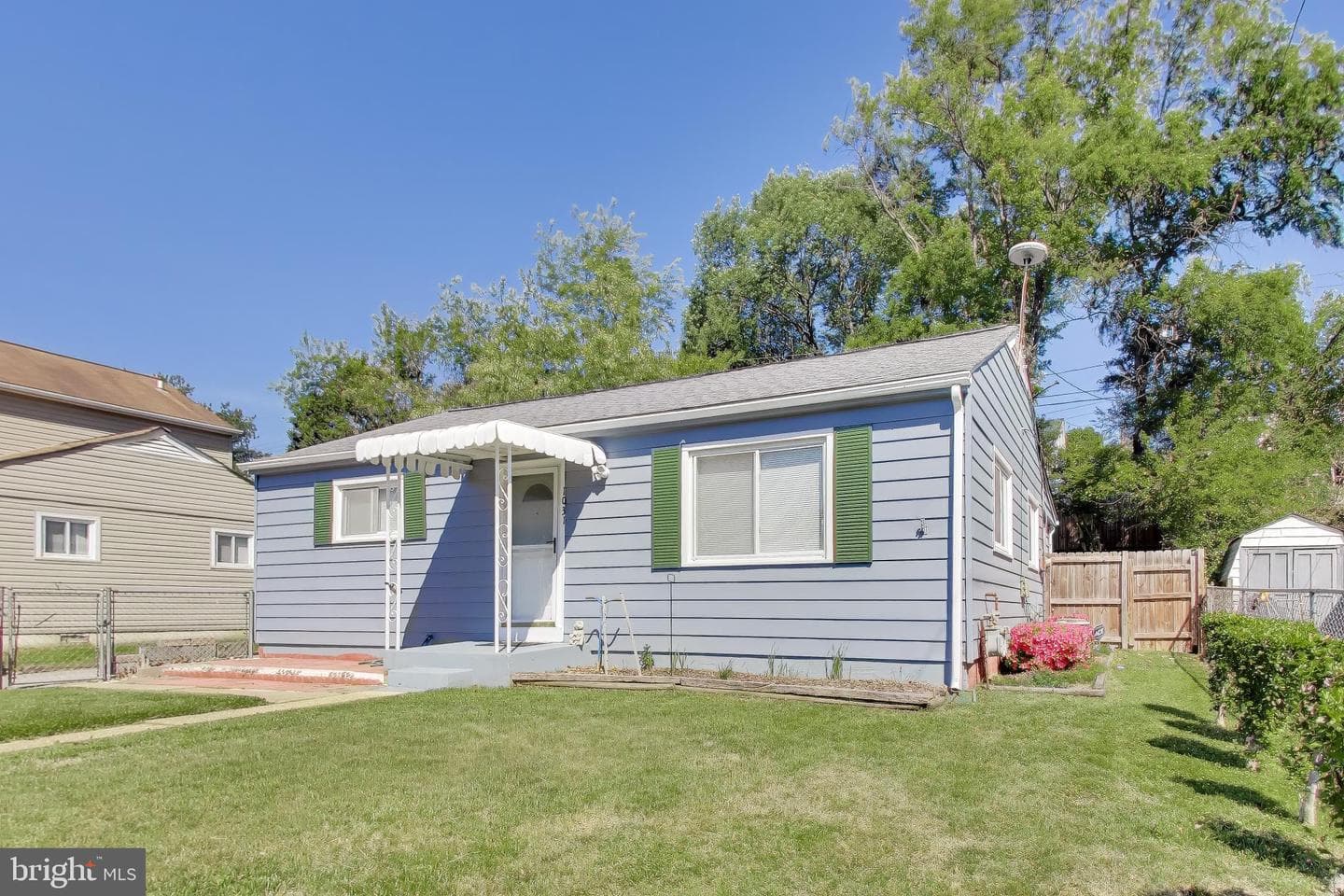 1031 Marton Street photo 3