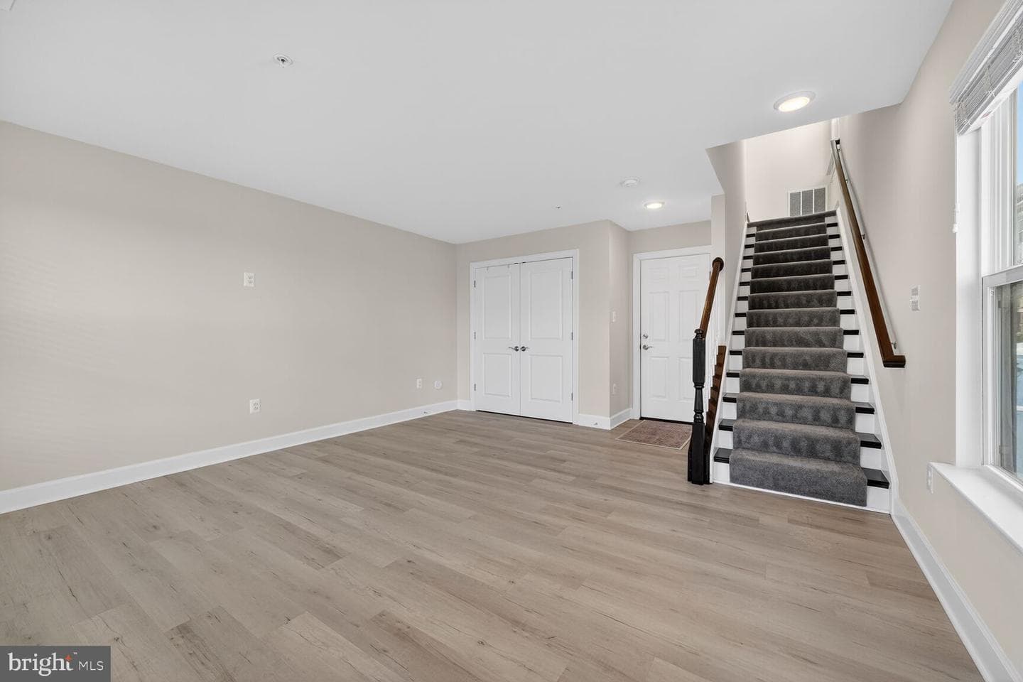 215 Phoenix Drive photo 3