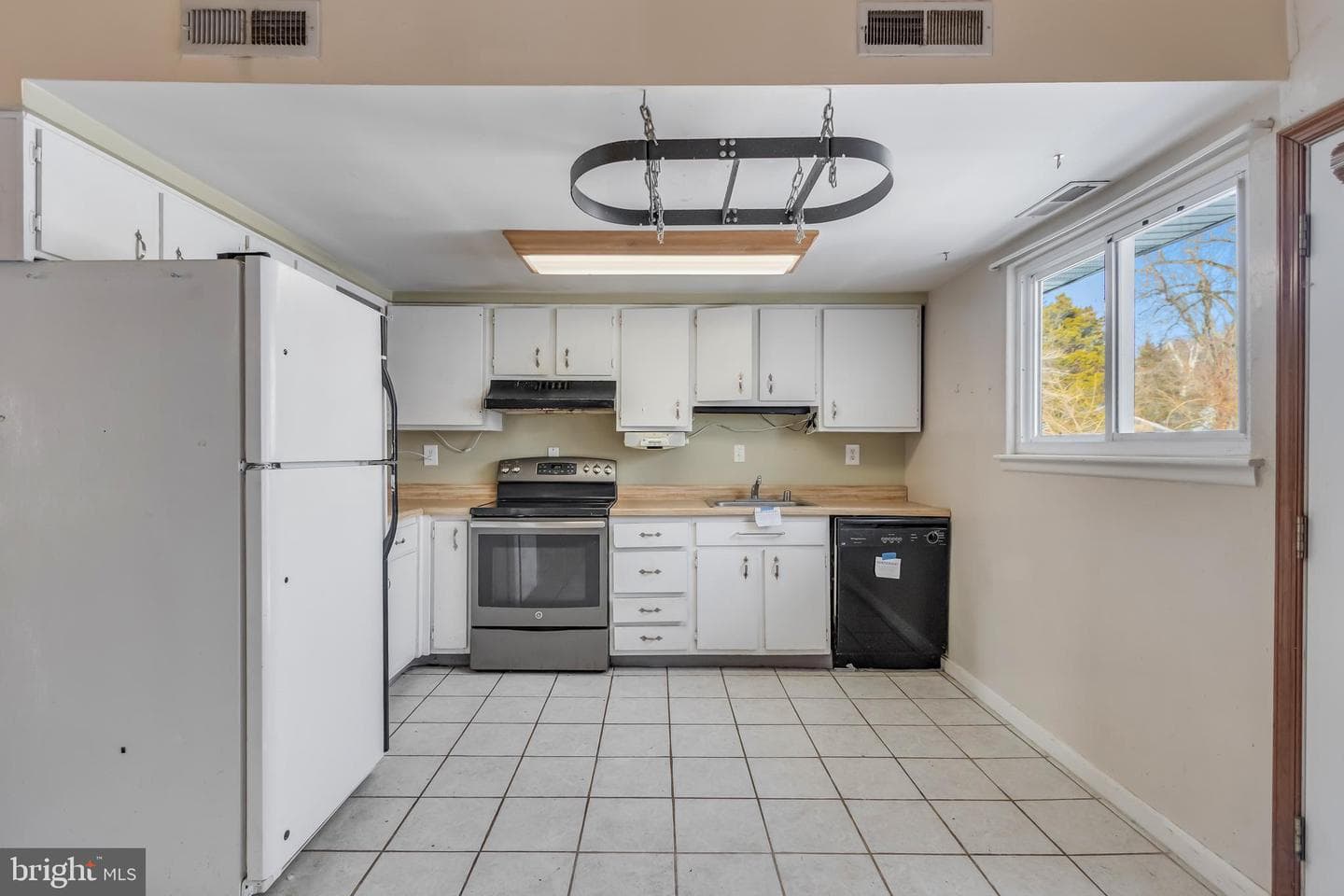 15700 Perkins Lane photo 3