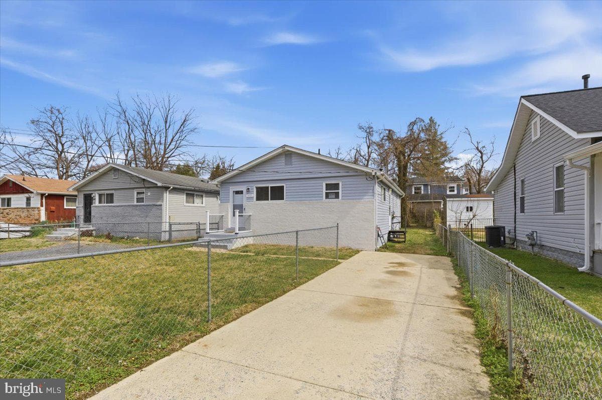 405 Birchleaf Avenue photo 2