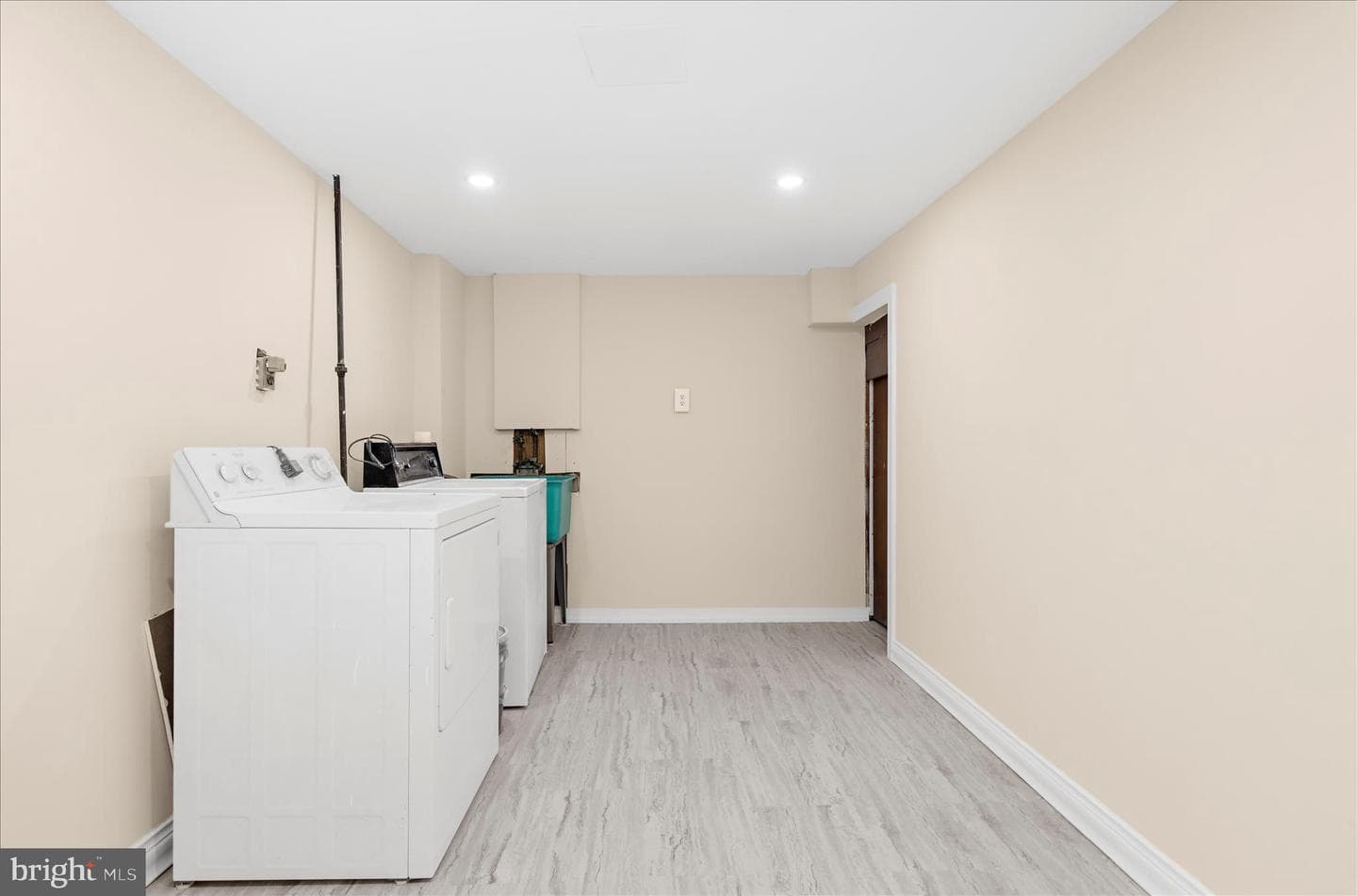 8611 Girard Street photo 33