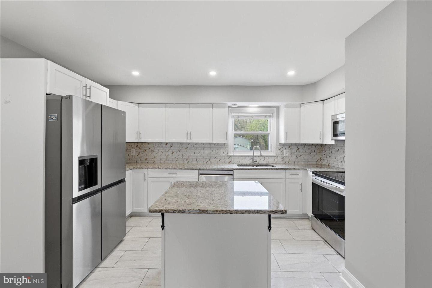 1706 Dauphin Drive photo 4