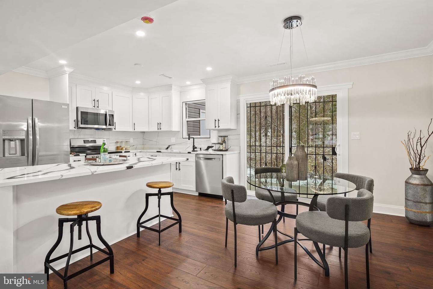 6021 Applegarth Place photo 4