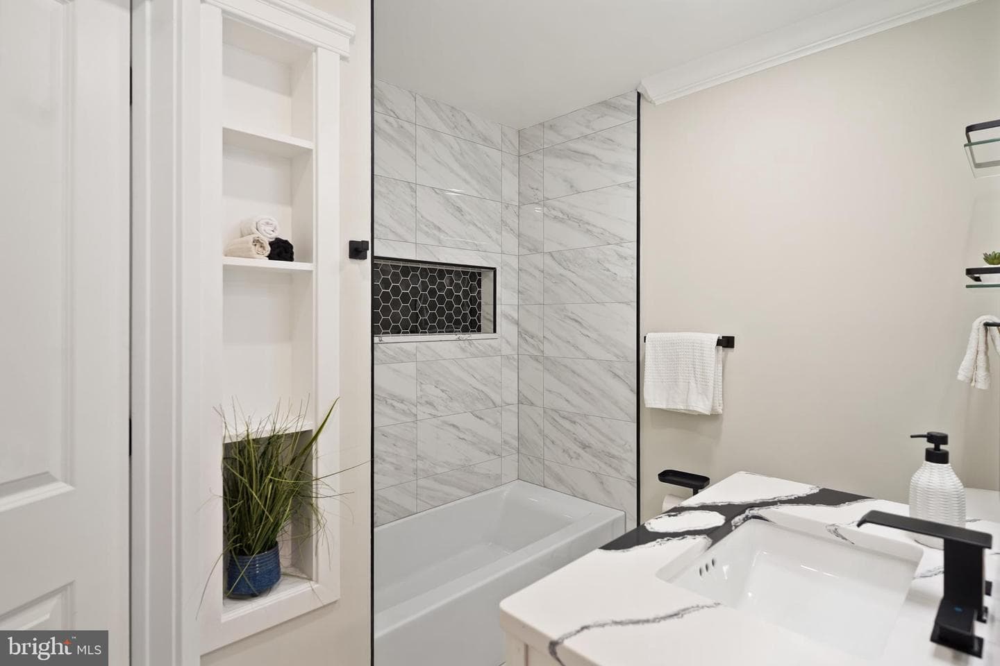 6021 Applegarth Place photo 8
