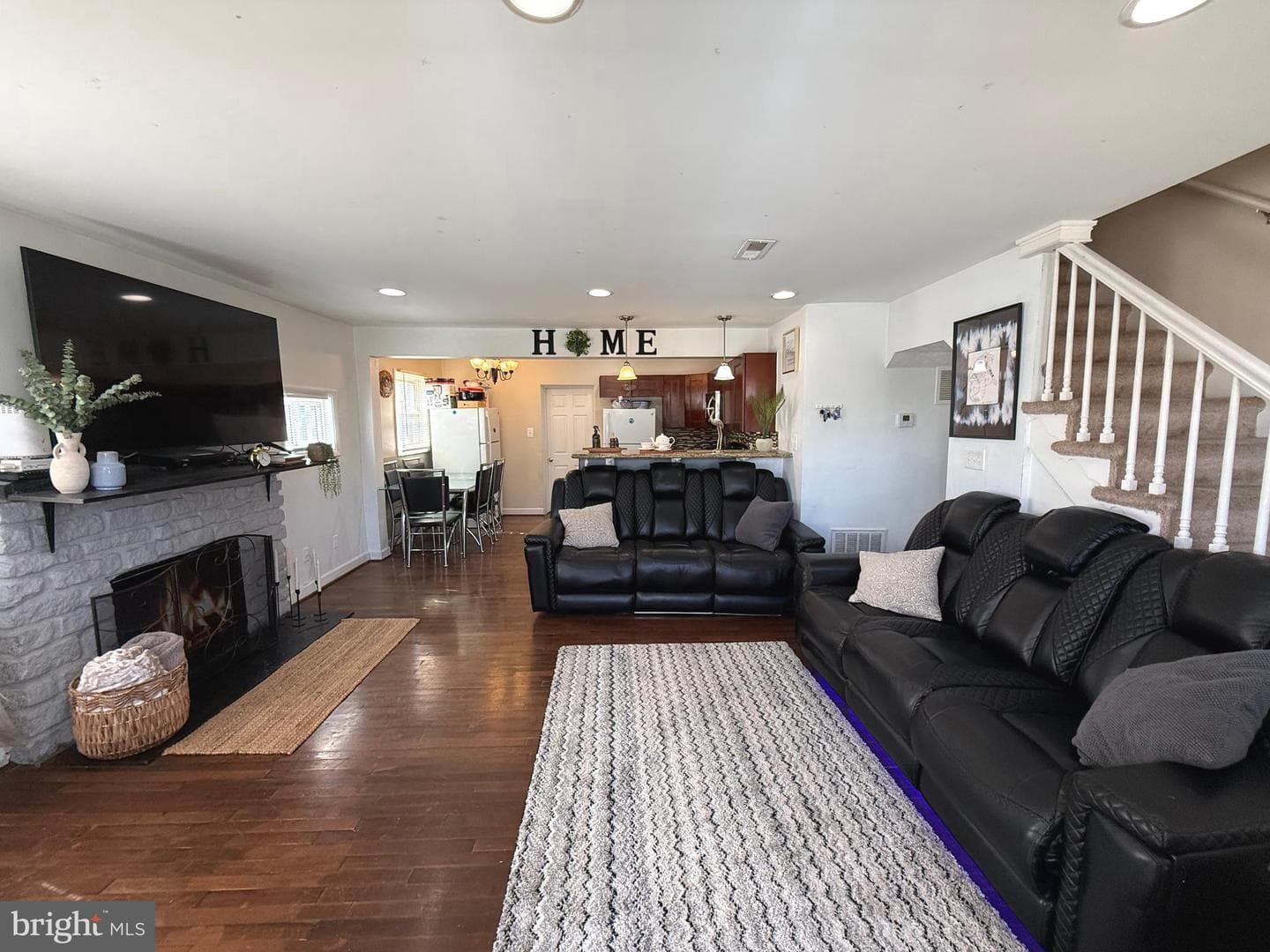 1709 Langley Way photo 3