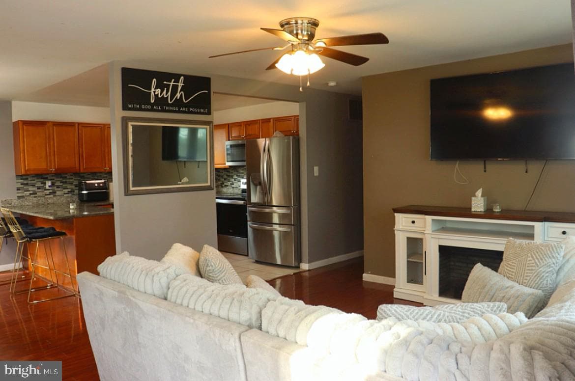 3135 Pyles Drive photo 4