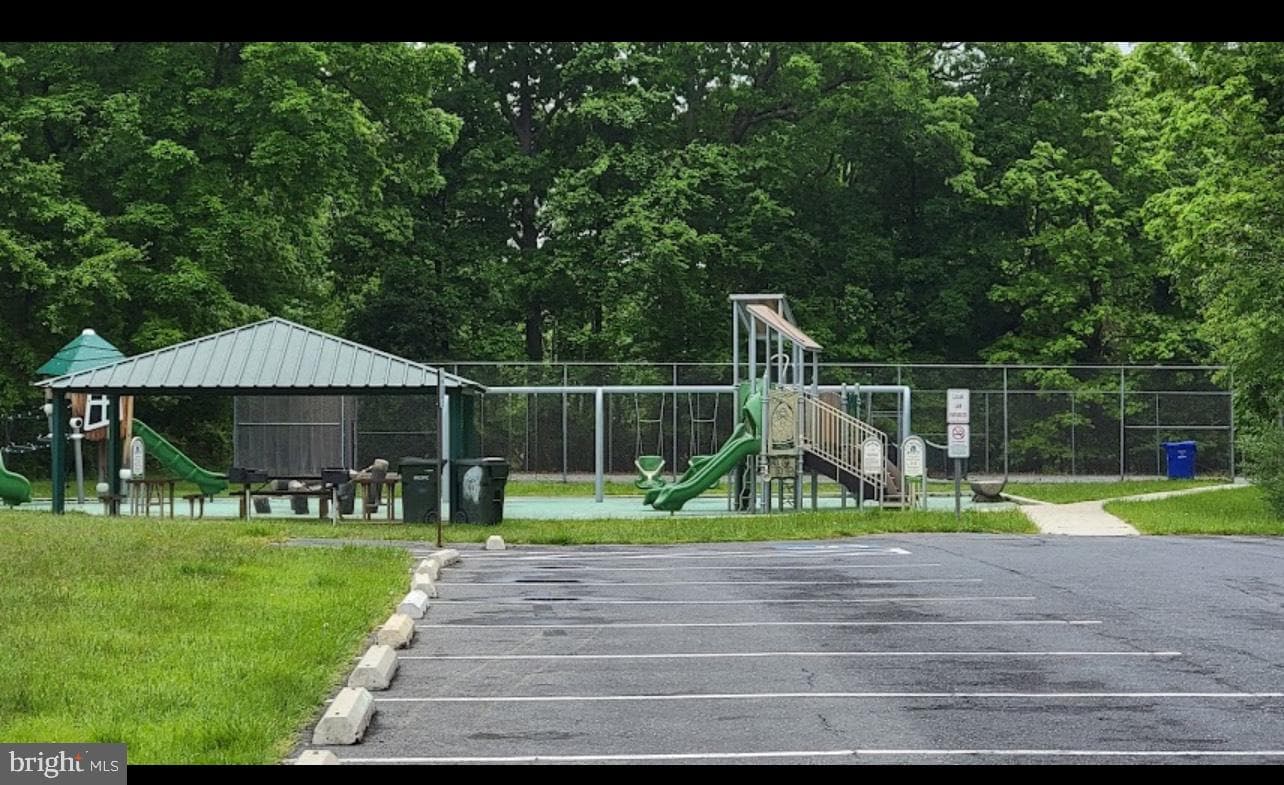 701 Farmington Road W photo 18