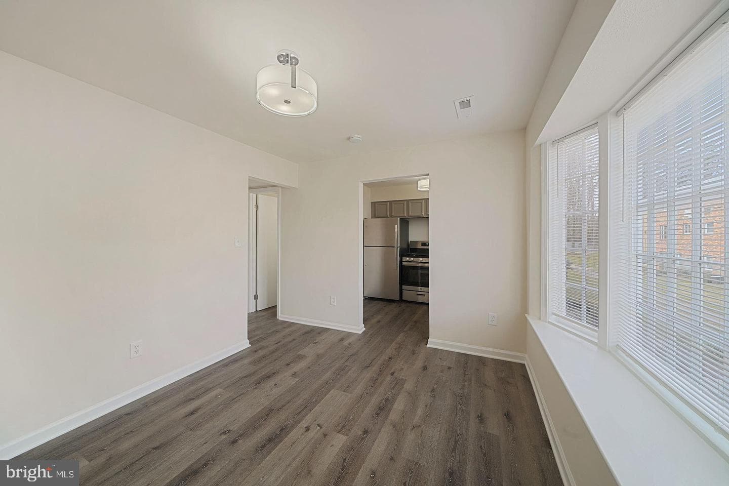 1871 Addison Road S photo 7