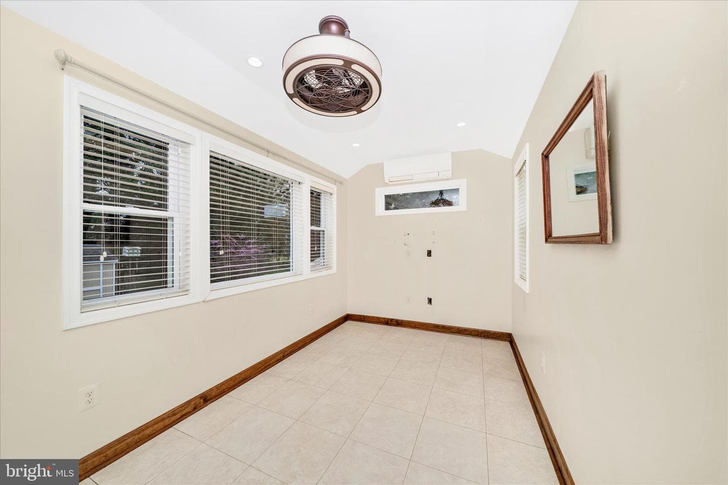 7604 Adelphi Road photo 17