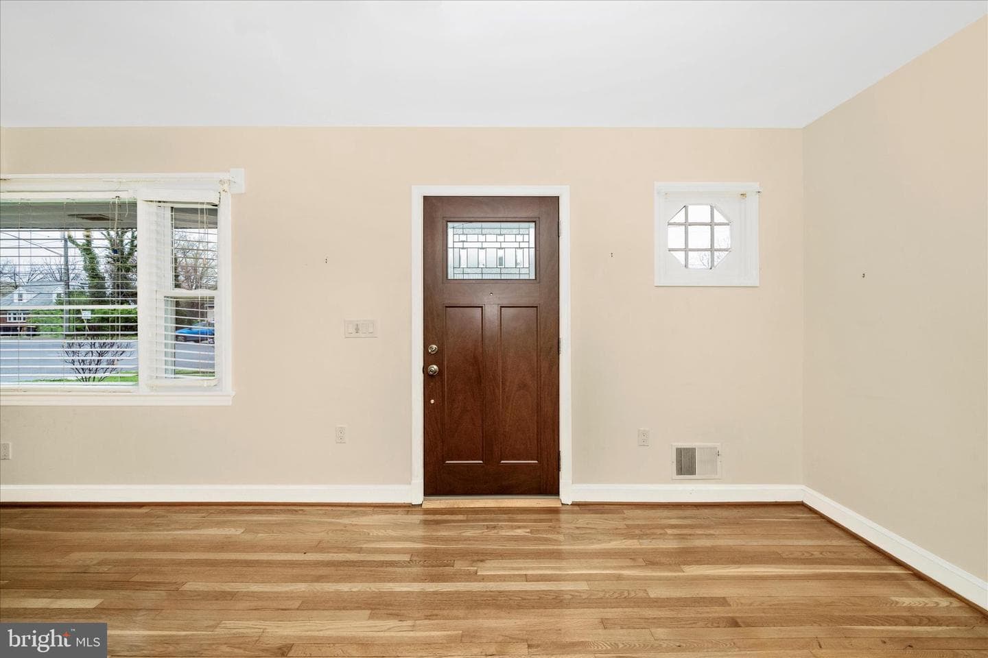 7604 Adelphi Road photo 3