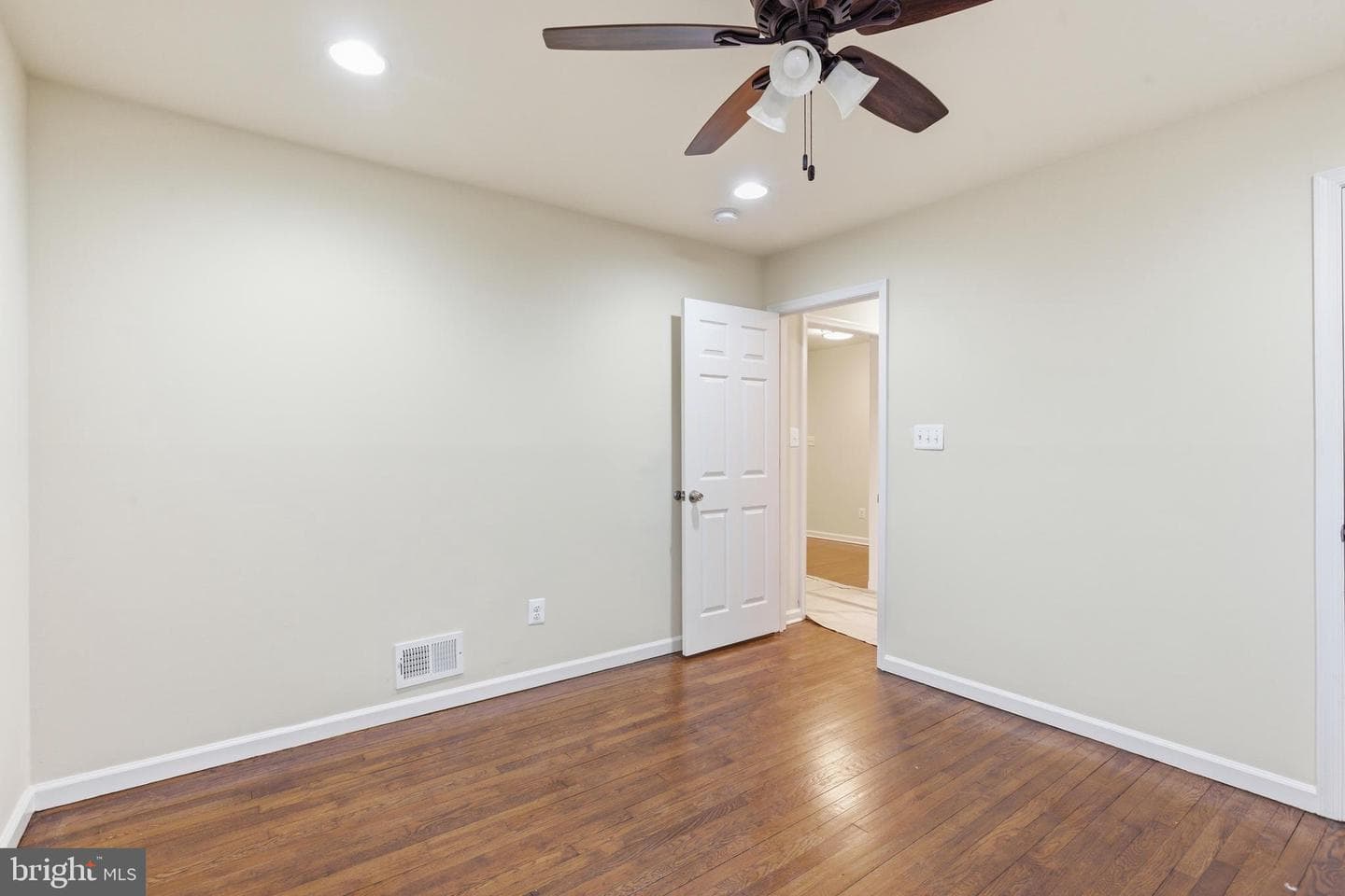 5709 Galloway Drive photo 4