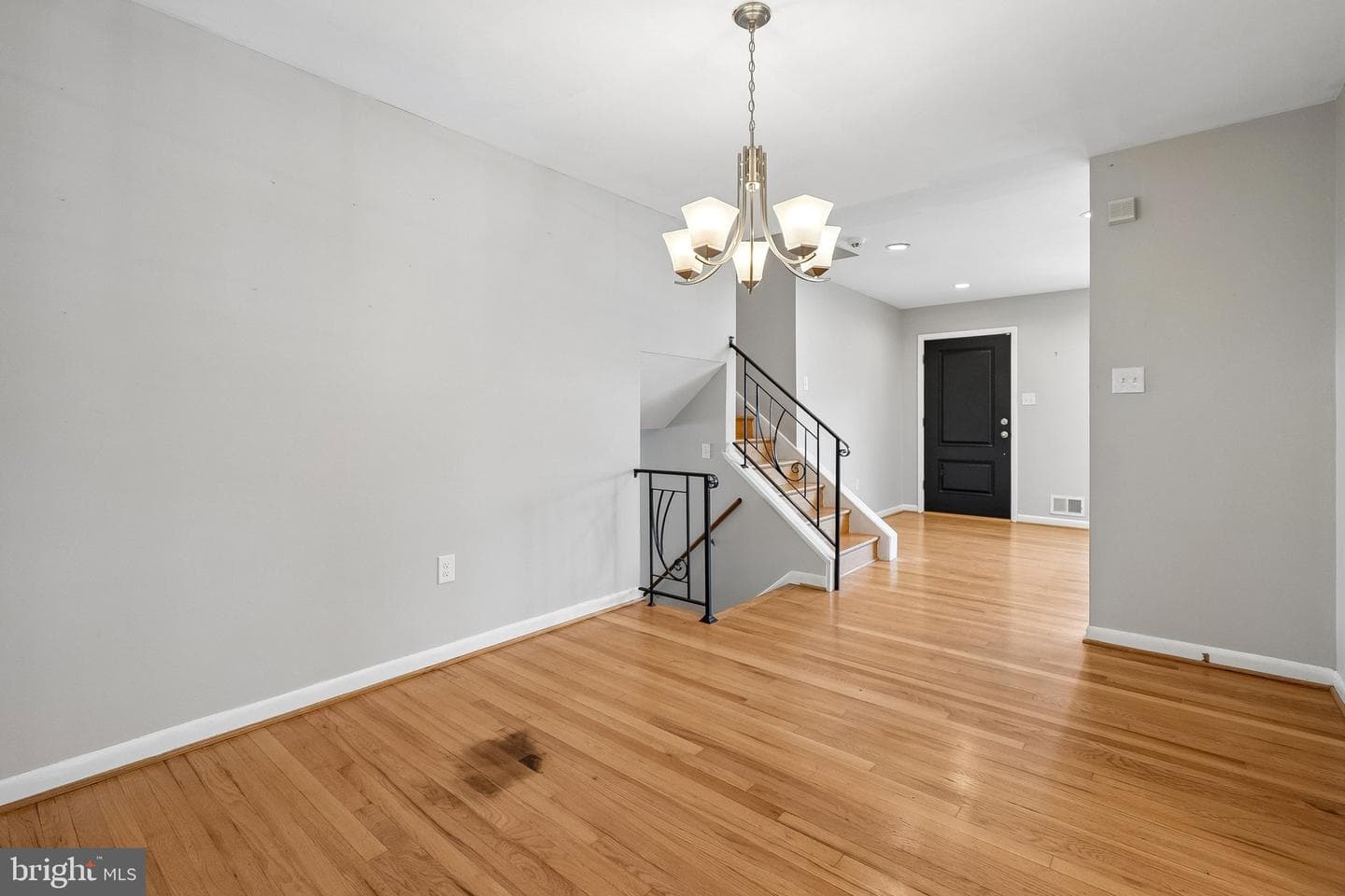 6203 Tyburn Street photo 9