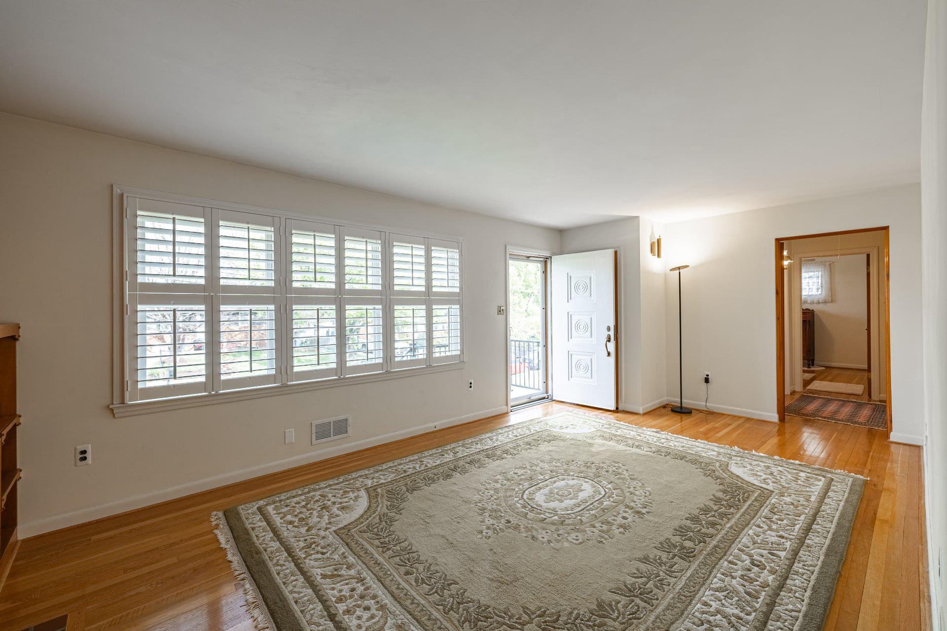 10904 Fleetwood Drive photo 2
