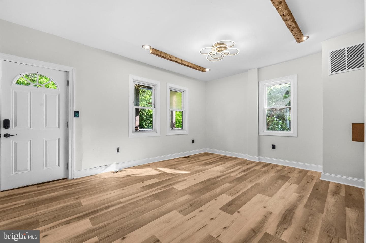 5807 Dade Street photo 4