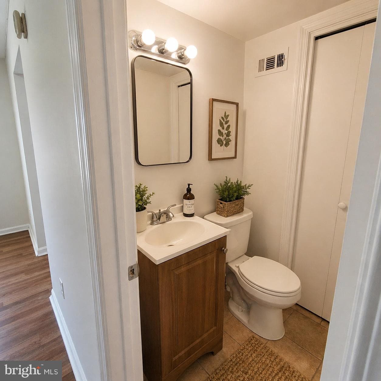1833 Addison Road S photo 7