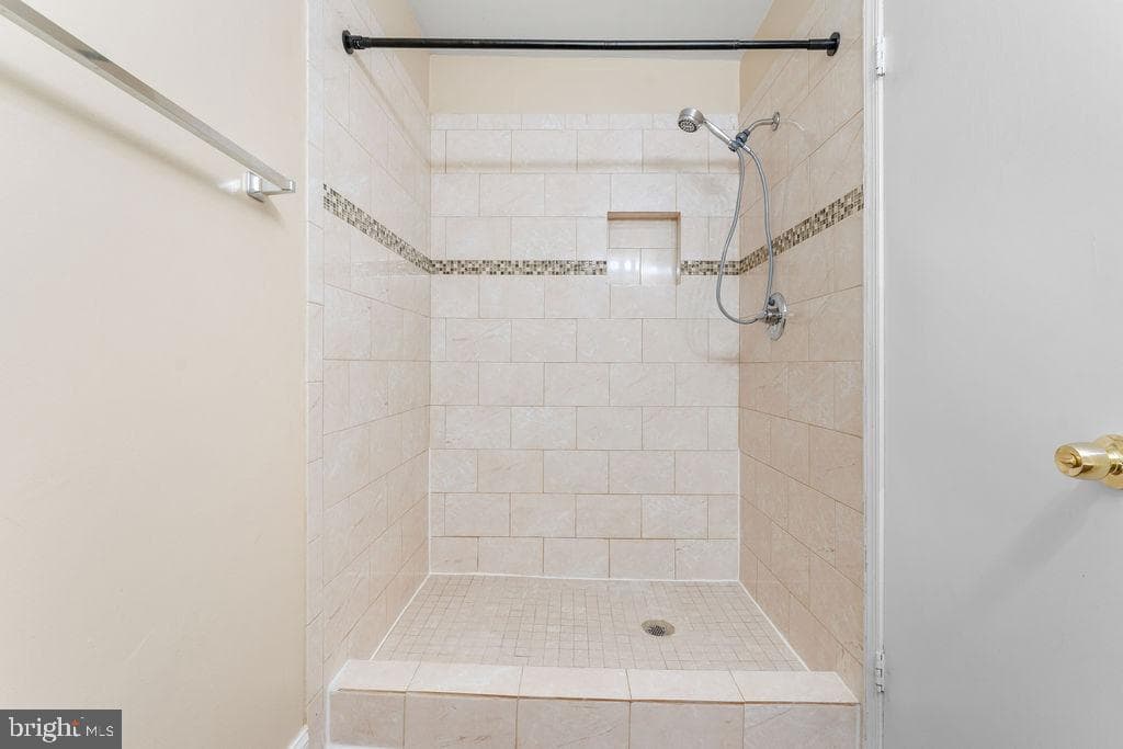 7714 Merrick Lane photo 18