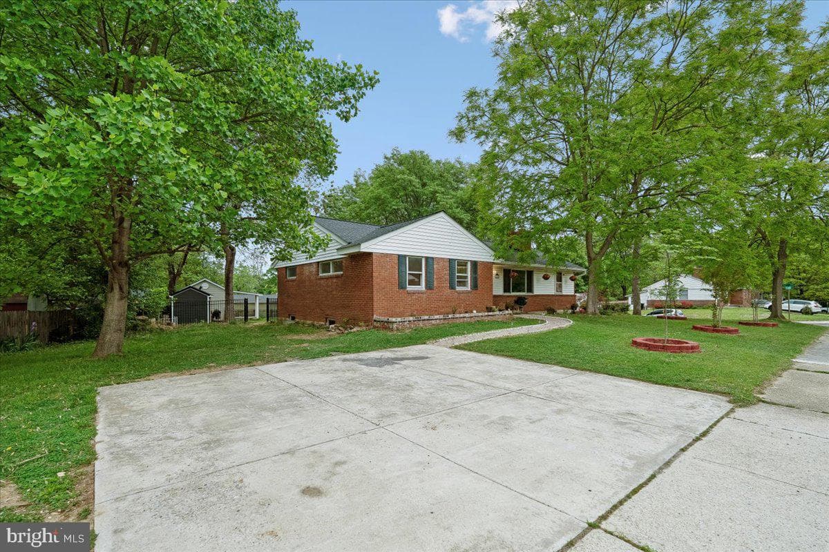 10909 Fleetwood Drive photo 2