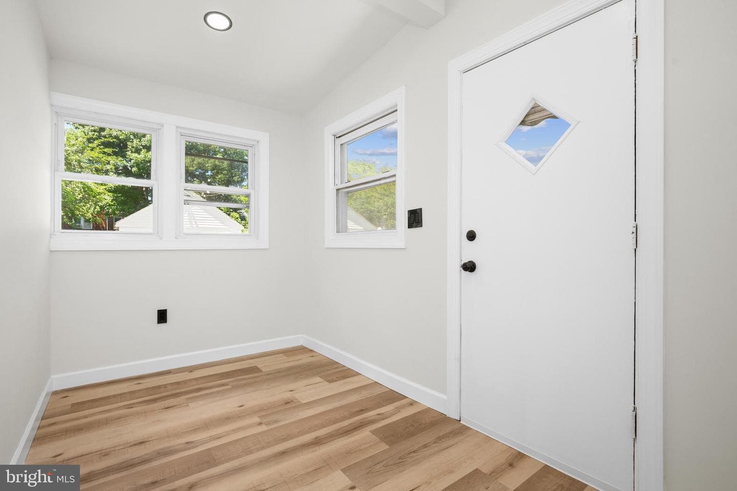 6402 Halleck Street photo 12