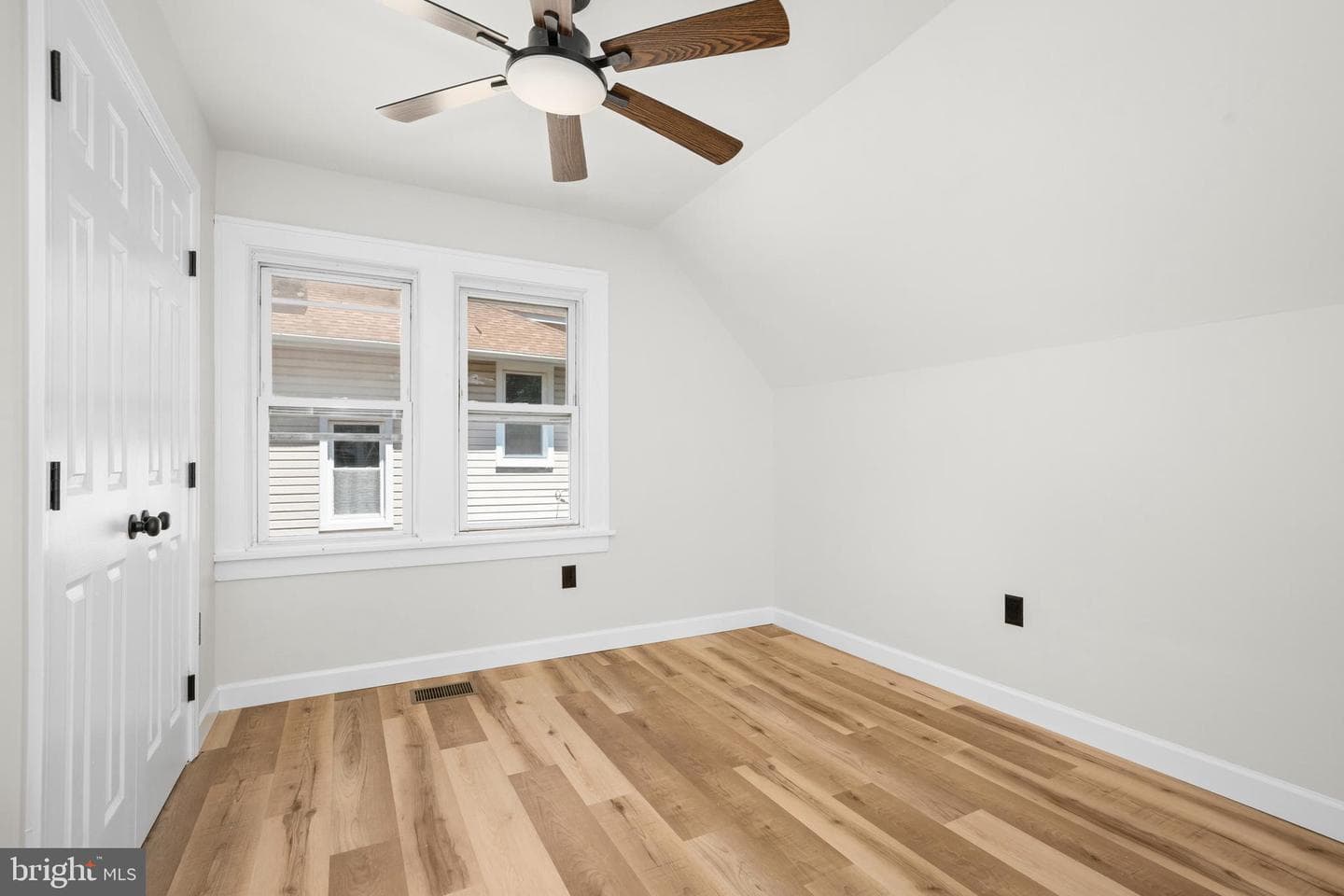 6402 Halleck Street photo 28
